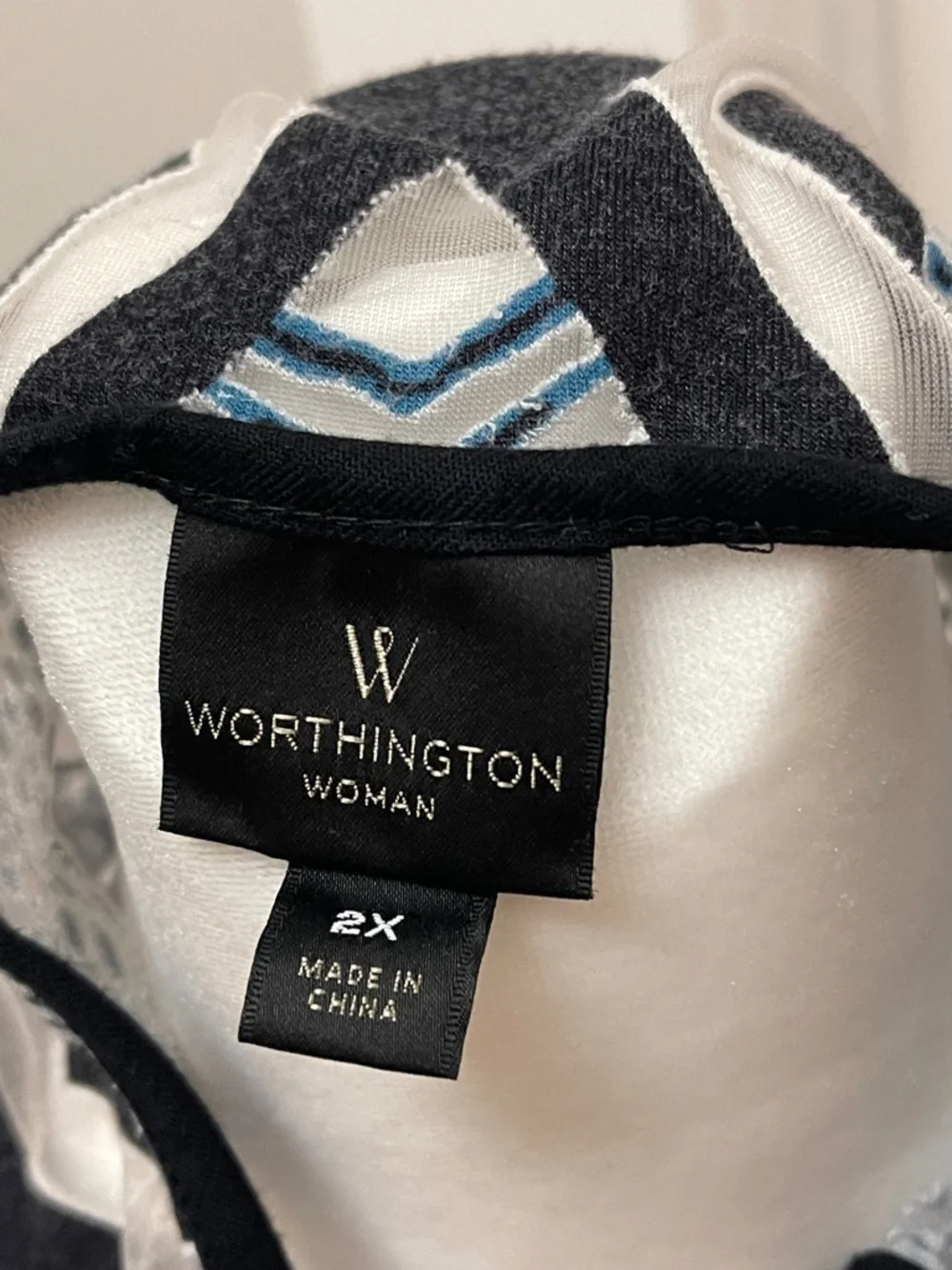 Worthington Black and White Geometric Scoop Neck Tank - Picture 6 of 6